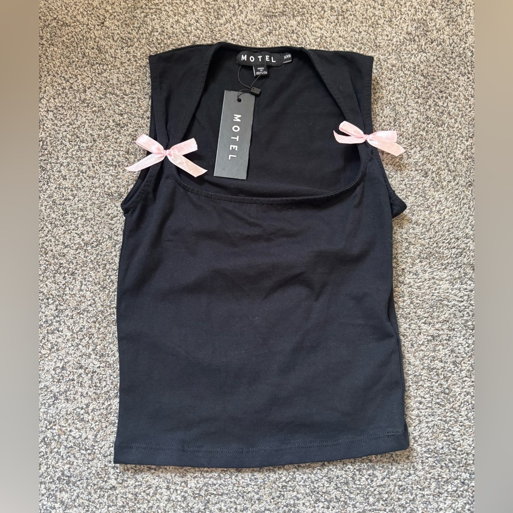 Motel Rocks Bow Tank